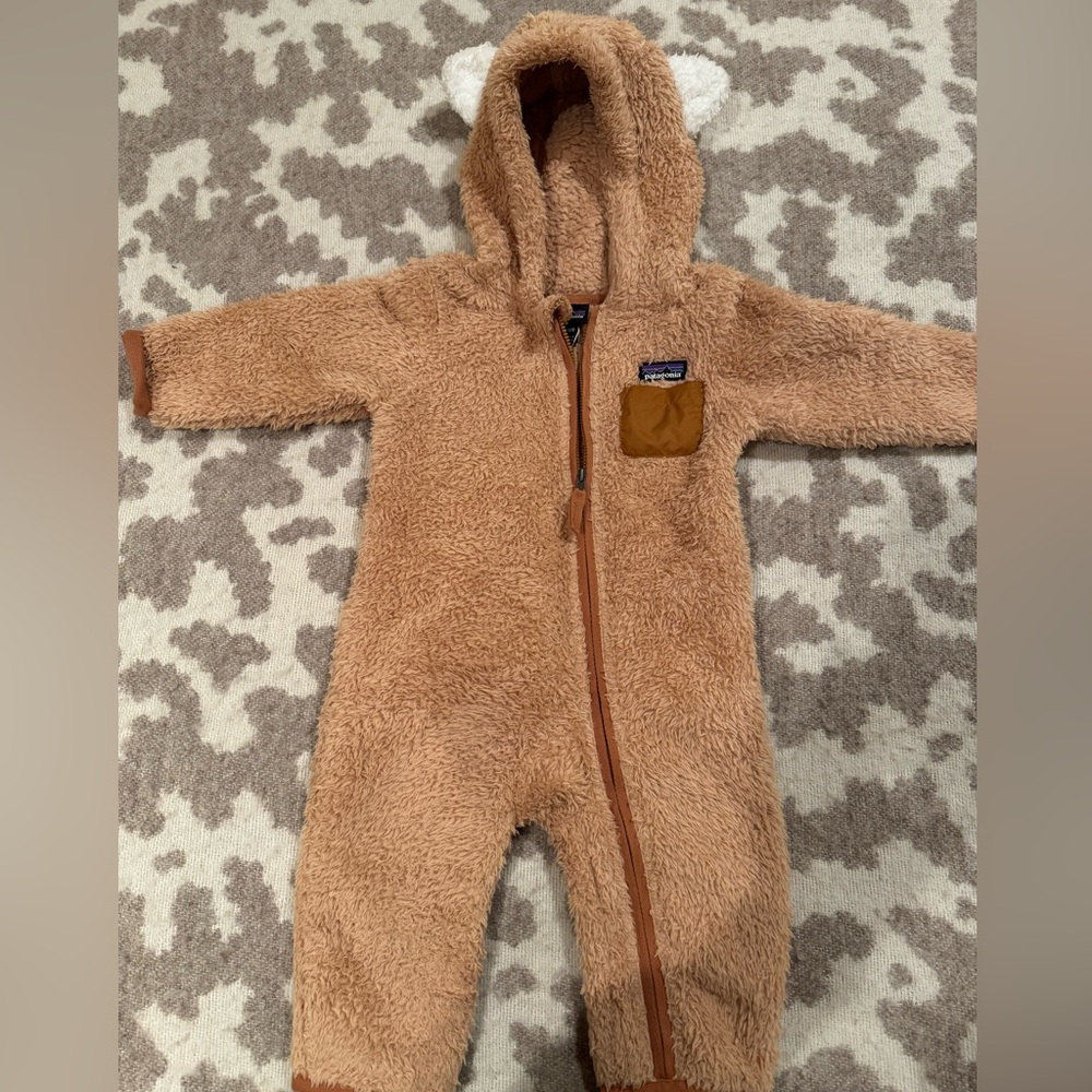 Like new Patagonia fleece bunting. 6-12mo